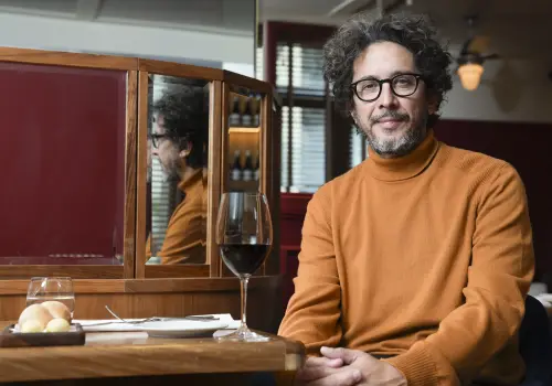 De llevar cafés en la radio a construir un holding de gastronomía, jazz y vinos: la historia de Aldo Graziani