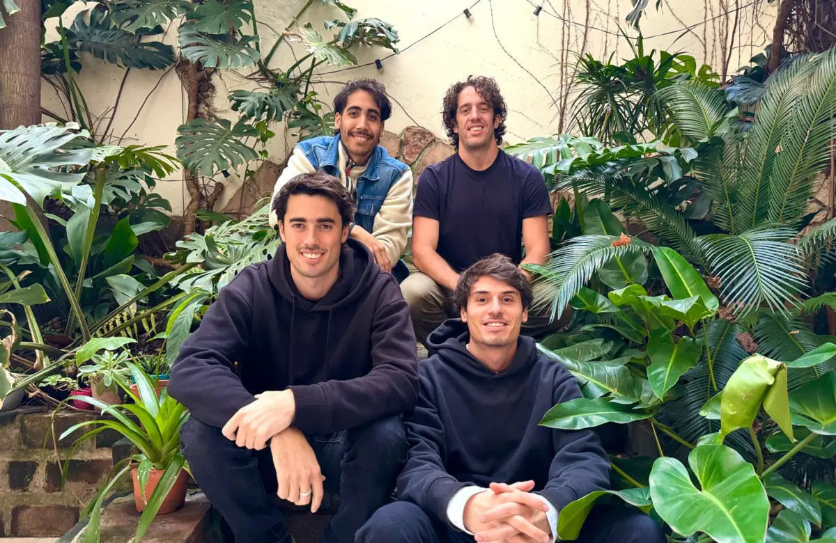 Qué hacer con la ropa que no se vende: la apuesta de cuatro ingenieros que dejaron sus trabajos para emprender en moda