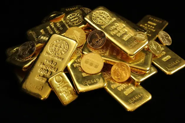 Una colección de barras y monedas de oro brillantes que simbolizan riqueza e inversión. (Foto: Pexels)