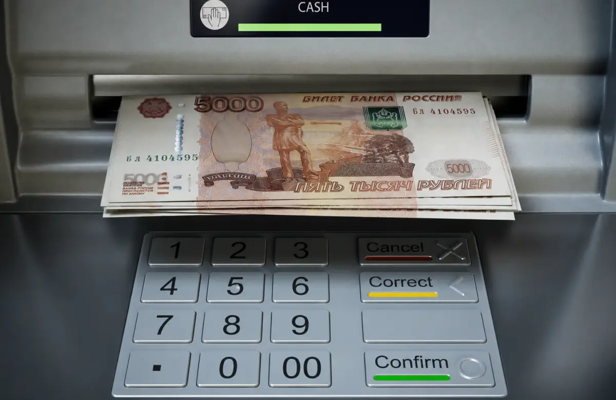 Los rusos vacían sus cuentas bancarias: qué hay detrás del retiro de ahorros que ya llega a US$ 30.000 millones