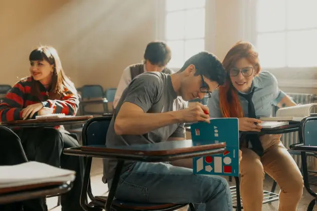 Estudiantes universitarios estudiando juntos en un aula soleada en Buenos Aires, Argentina. (Foto: Pexels)