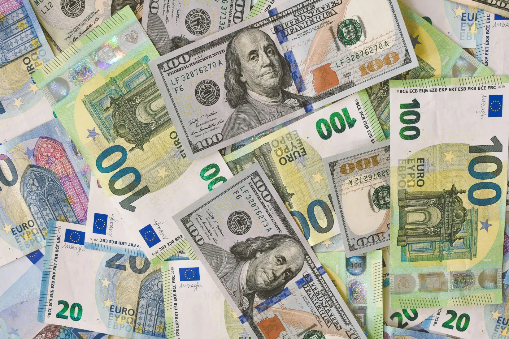 Euros y dólar (Pexels)