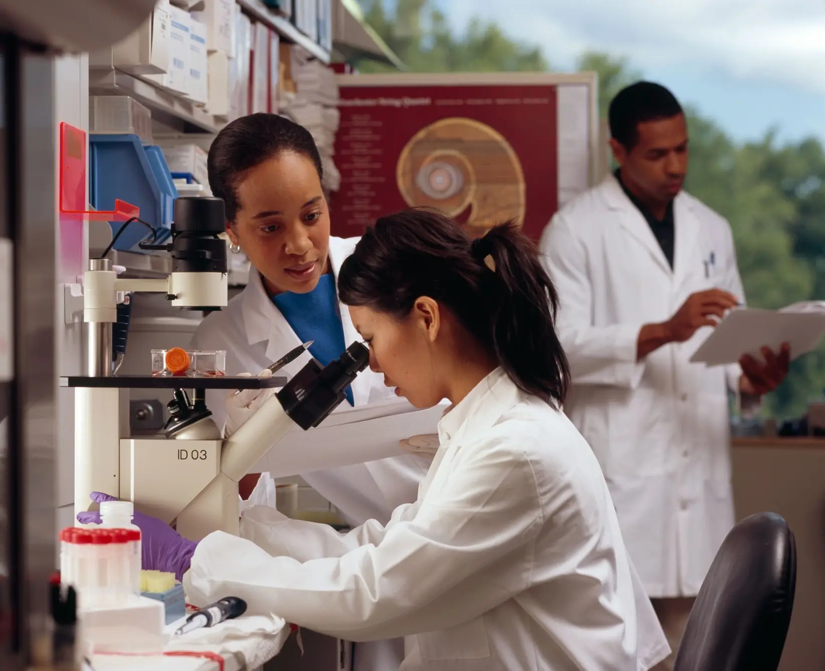 SE PUEDE USAR/Investigadores del National Cancer Institute en laboratorio. Foto: Rhoda Baer, via Wikimedia Commons