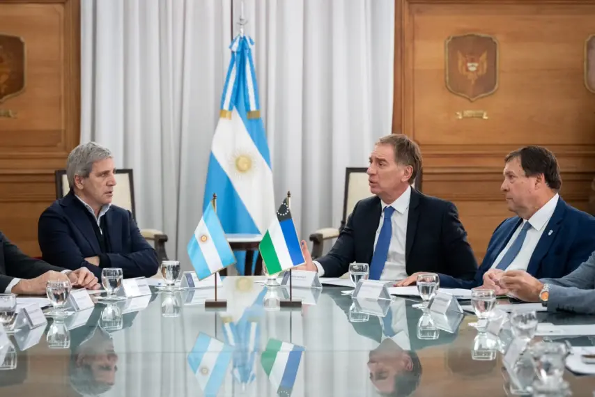 Santilli y Caputo con el gobernador Alberto Weretilneck para reactivar obras en Río Negro