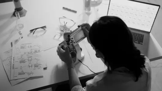 Investigador realiza experimentos usando un microscopio en un laboratorio monocromático. (Foto: Pexels)