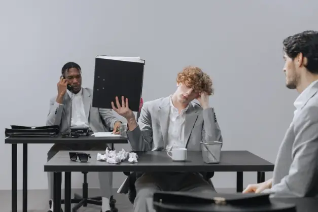Compañeros de trabajo en una oficina lidiando con el estrés y la fatiga de papeleo. (Foto: Pexels)