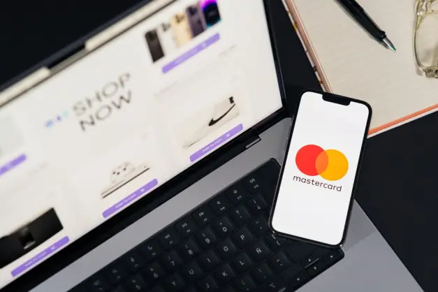 Computadora portátil y teléfono inteligente con el logotipo de Mastercard, que ilustran compras en línea y pagos digitales. (Foto: Pexels)