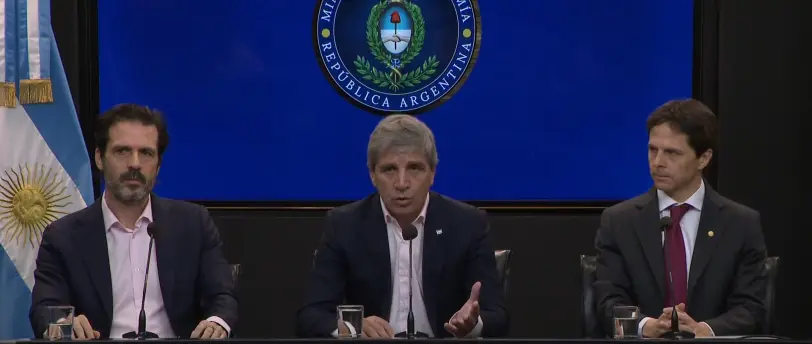 Luis Caputo durante la conferencia de prensa en el Palacio de Hacienda.