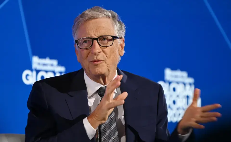 Impuestos a los robots y empleos reservados para humanos: el plan de Bill Gates para contener el impacto de la IA