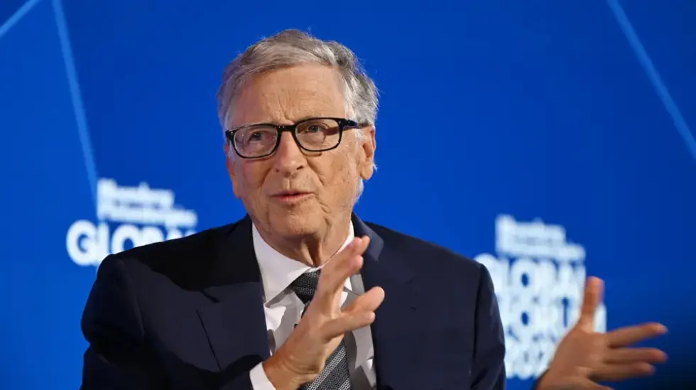 Impuestos a los robots y empleos reservados para humanos: el plan de Bill Gates para contener el impacto de la IA
