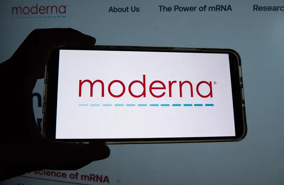 El rally de Moderna que Wall Street no vio venir: sus acciones subieron 440% en un año