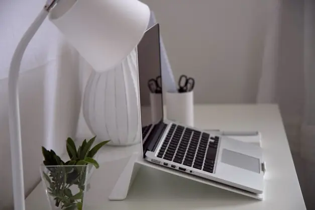 Despacho moderno en casa con ordenador portátil, lámpara de escritorio y planta sobre un escritorio blanco. (Foto: Pexels)