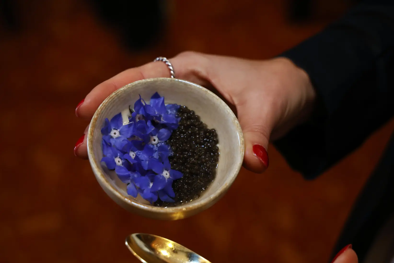 Los platos elaborados consagraron al chef con tres estrellas Michelin. En la foto, chawanmushi con caviar negro y flores de borraja.