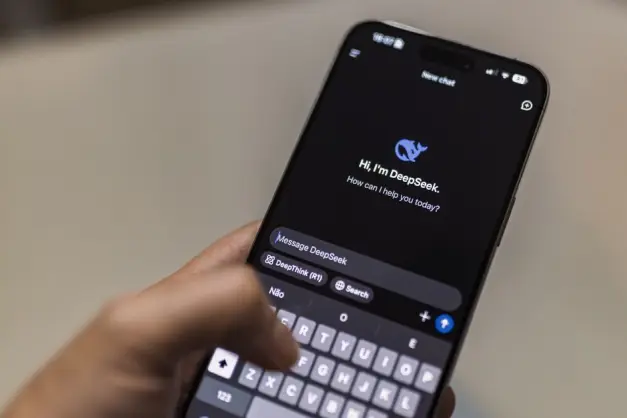 Un teléfono inteligente que muestra la interfaz de chat de inteligencia artificial DeepSeek y representa el uso de tecnología moderna. (Foto: Pexels)