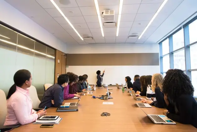 Reunión de negocios con un equipo diverso discutiendo proyectos en una sala de conferencias moderna. (Foto: Pexels)