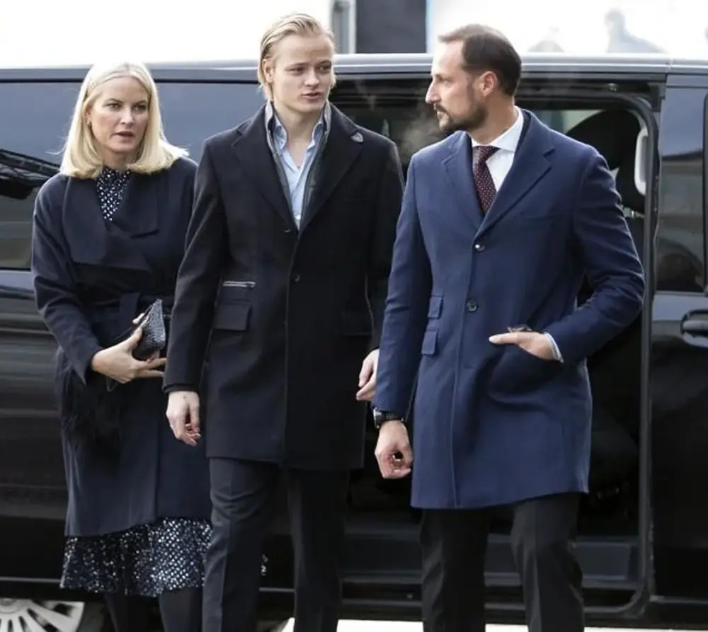 Marius Borg junto a su madre y Haakon VIII