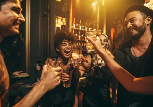 El consumo de alcohol derriba una de las grandes teorías sobre la Generación Z
