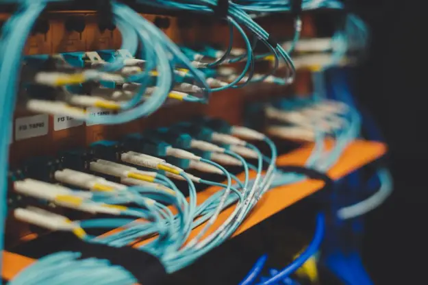 Cables de red azules conectados a un rack de servidores en un centro de datos moderno. (Foto: Pexels)