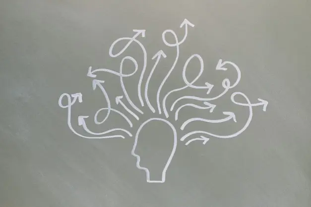 Dibujo conceptual a tiza que ilustra los desafíos de la salud mental con flechas que representan pensamientos. (Foto: Pexels)