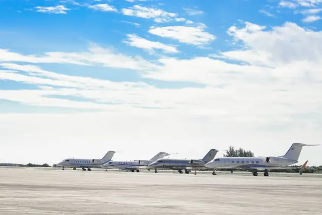 Fila de jets privados aparcados en un día despejado en una pista de aterrizaje, mostrando aviación y viajes de lujo. (Foto: Pexels)