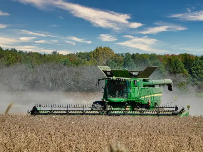 Cosechadora trabajando en un campo de soja en Ontario, Canadá. (Foto: Pexels)