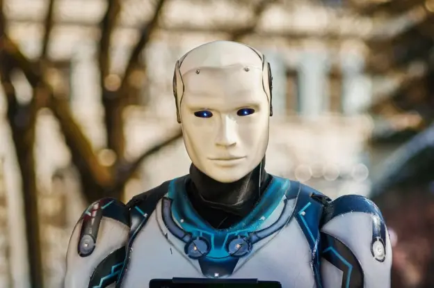 Acercamiento de un robot humanoide con un diseño futurista posando al aire libre. (Foto: Pexels)