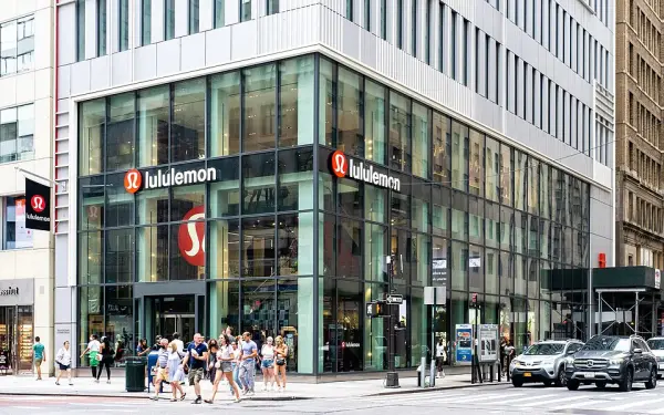 Lululemon (SE PUEDE USAR)  Crédito: ajay_suresh, CC BY 2.0, via Wikimedia Commons