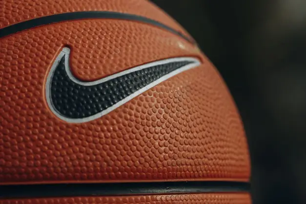 Fotografía detallada de primer plano de una pelota de baloncesto que muestra la textura y el logotipo de la marca. (Foto: Pexels)
