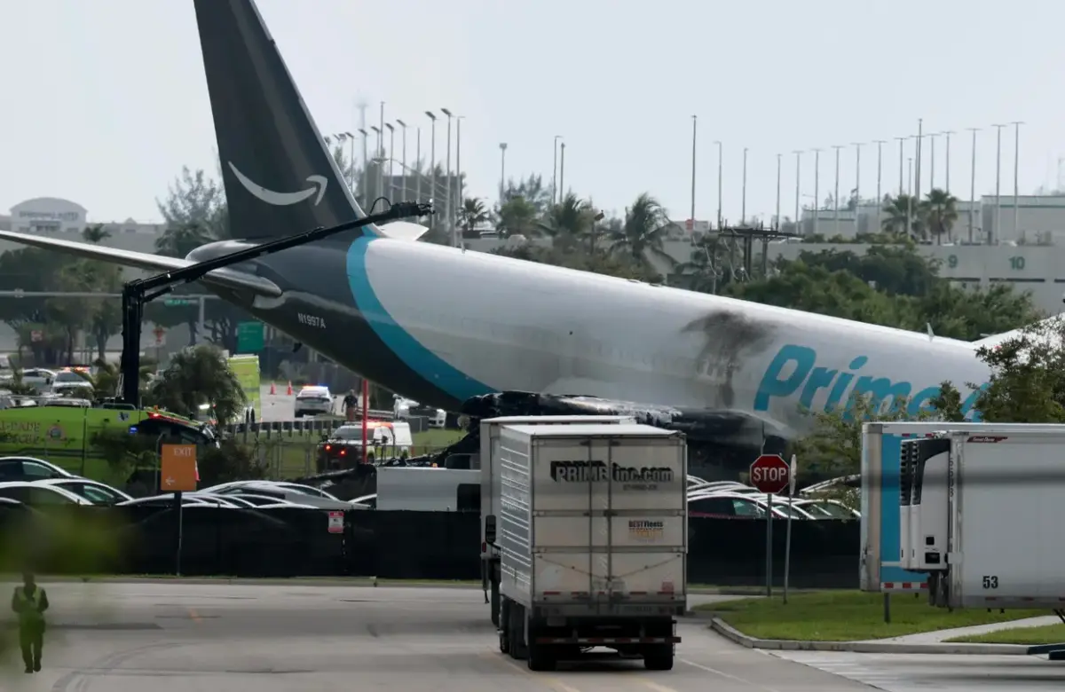 Un avión de carga de Amazon se despistó en el aeropuerto de Miami: al menos 5 muertos