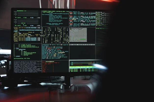 Primer plano de un monitor de computadora mostrando datos de ciberseguridad y código, indicativo de hacking de sistema o programación. (Foto: Pexels) - Foto: Pexels.