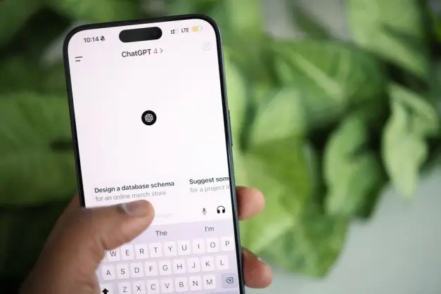 Mano sosteniendo smartphone que muestra la interfaz de ChatGPT, rodeada de vegetación. (Foto: Pexels)