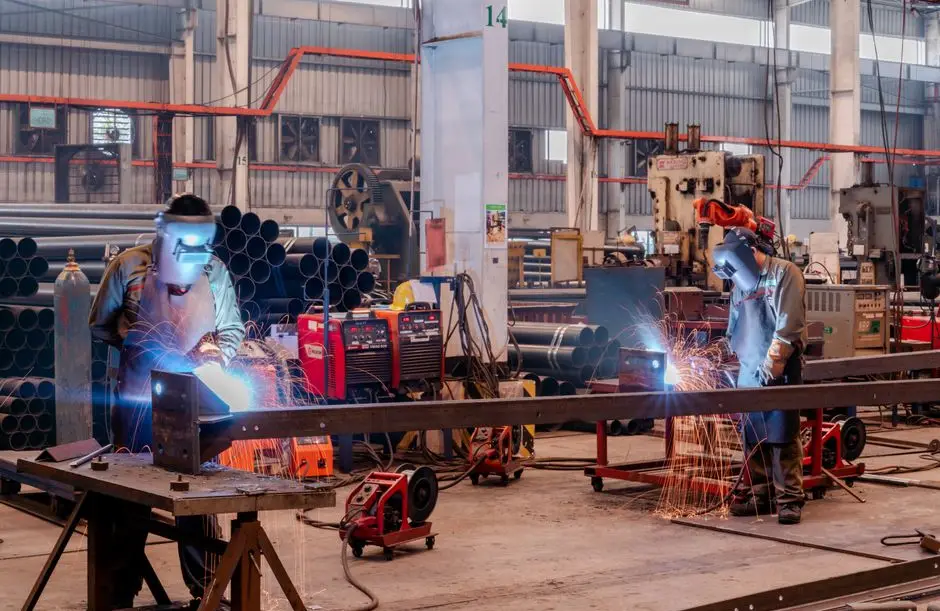 La industria cayó 5% y la construcción 4,6% mensual en julio, según el INDEC