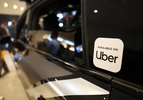 Señal al mercado: el CEO de Uber compra acciones por US$ 5 millones mientras acelera su apuesta por los robotaxis