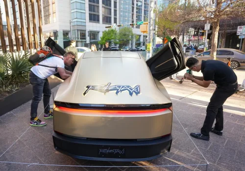 Tesla redobla la apuesta por el Cybercab: empezó a vender flotas en plena revisión regulatoria