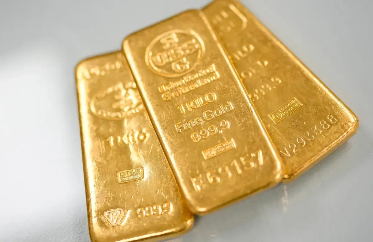 La plata pierde 6% en una jornada y el oro también baja: por qué el petróleo y la Fed presionan los precios