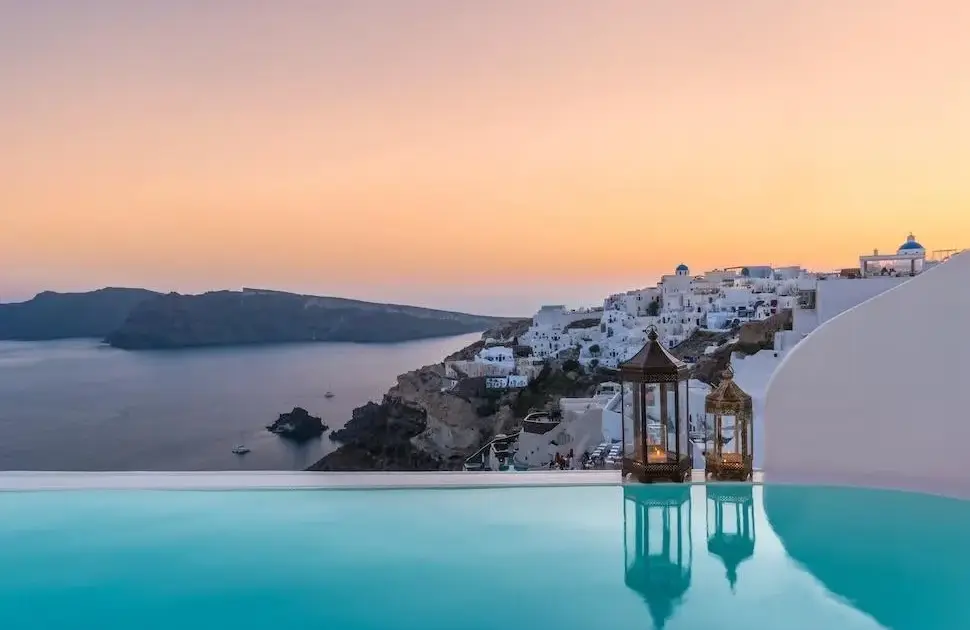 Así nació el hotel que convirtió una postal de Santorini en uno de los grandes símbolos del lujo