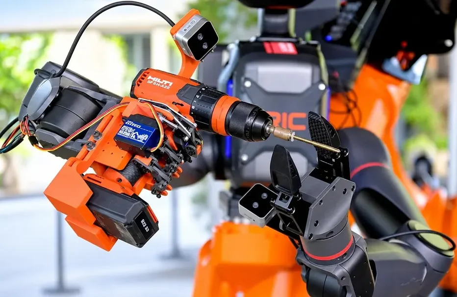 Una startup creó un sistema para que los robots usen herramientas de construcción como un humano