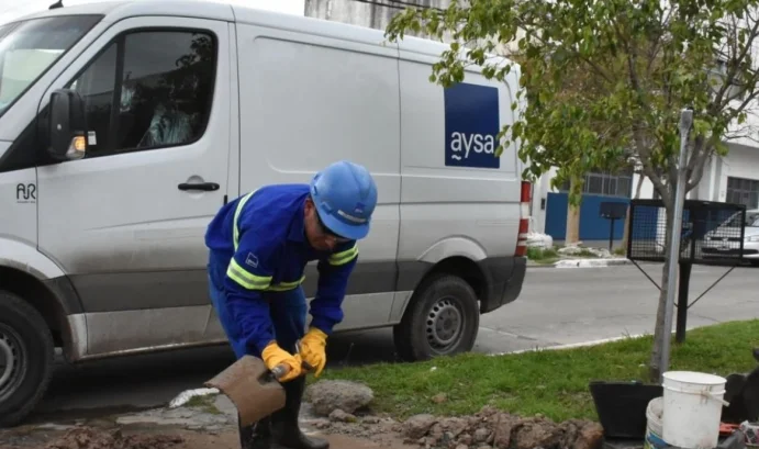 Un operador de AySA controlando el servicio en la calle. - AySA