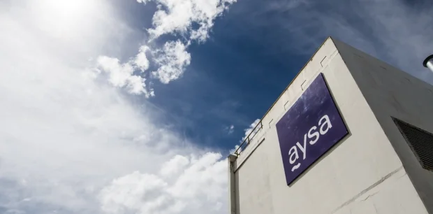 El logo de AySA en uno de sus edificios. - AySA