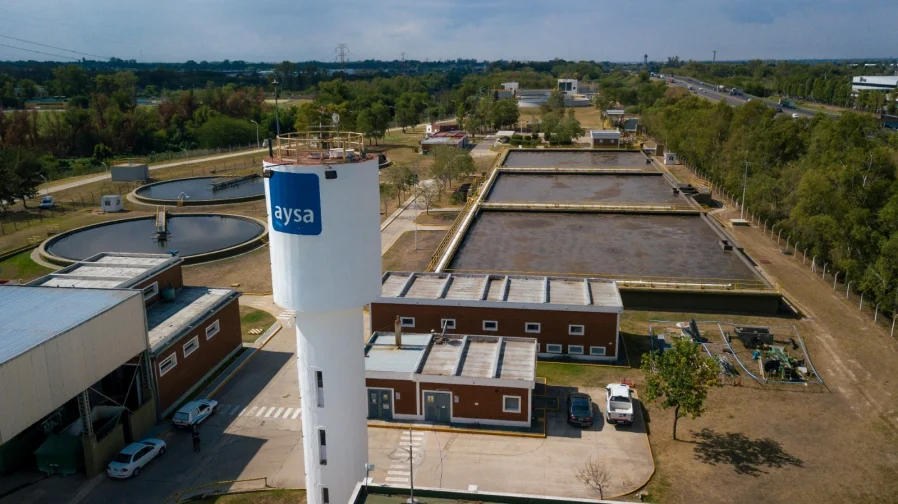 Vista aérea de AySA y sus piletas de filtrado. - AySA