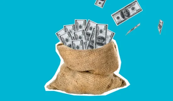 Saco de arpillera lleno de billetes de cien dólares contra un fondo azul limpio, simbolizando riqueza y ahorros.