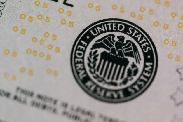 Toma macro detallada del sello del Sistema de la Reserva Federal de los Estados Unidos en moneda papel.