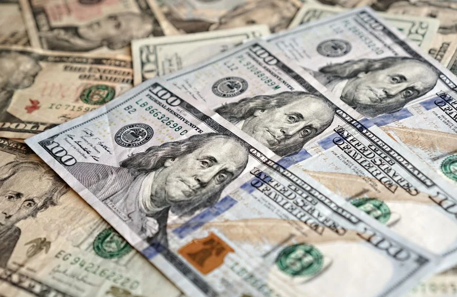 El dólar se vende en $1550, su valor máximo del año