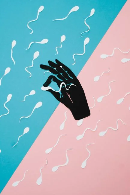 Collage abstracto de una mano alcanzando esperma sobre fondo rosa y azul, simbolizando fertilidad.