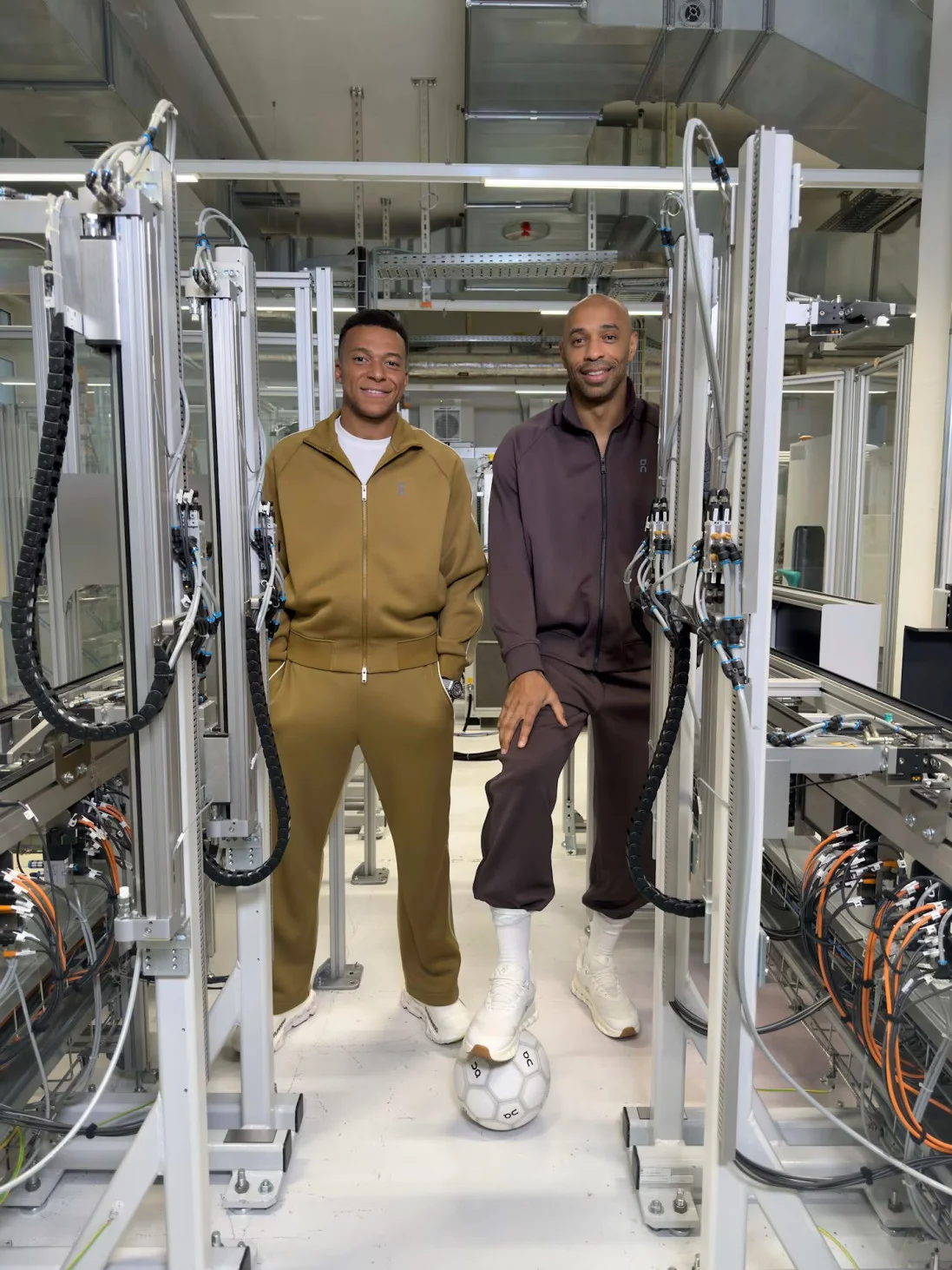 Kylian Mbappé y Thierry Henry flamante director de fútbol en On. - Imagen: Juergen Teller para On