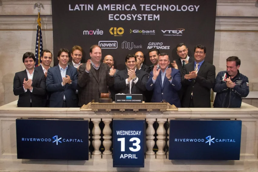 Francisco Álvarez-Demalde junto a Migoya, David Vélez y varios emprendedores latinos. - .