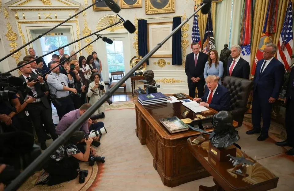 Escala la tensión entre Trump y los medios: cadenas de TV suspenden cobertura conjunta de sus actividades