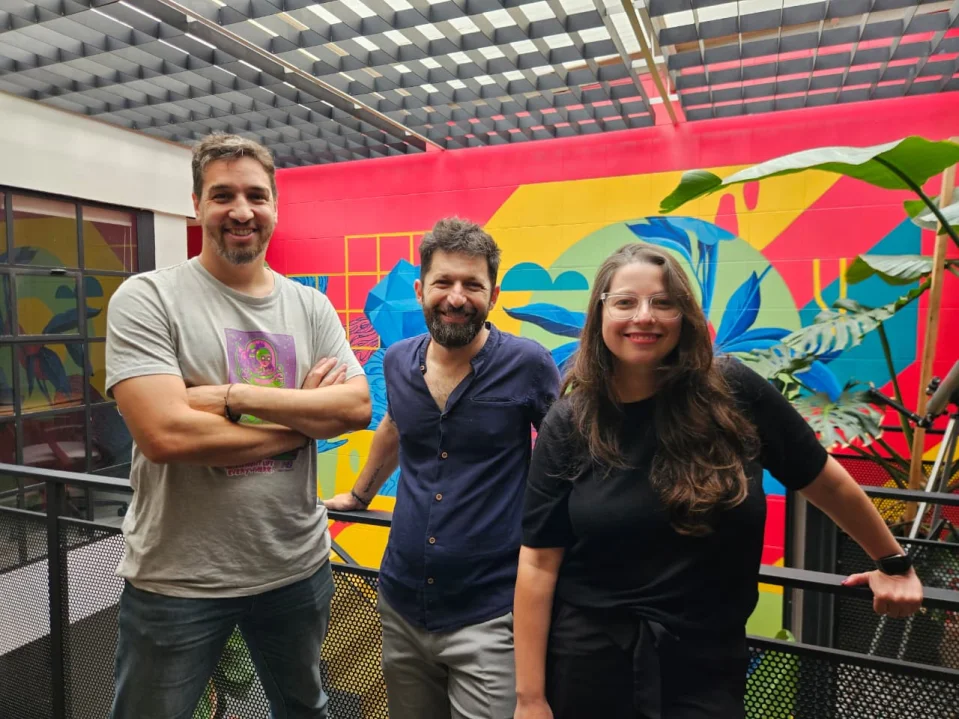 Matías Albaca y Adrián Garelik, cofundadores de Gennial, junto a Ana Alderete Roberts, Chief Marketing Officer, en su estudio - Gentileza Gennial