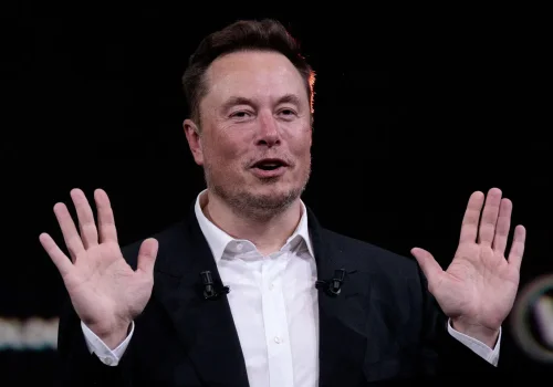 Elon Musk desafía a OpenAI y Anthropic: asegura que la IA de SpaceX podría superarlas en apenas seis meses