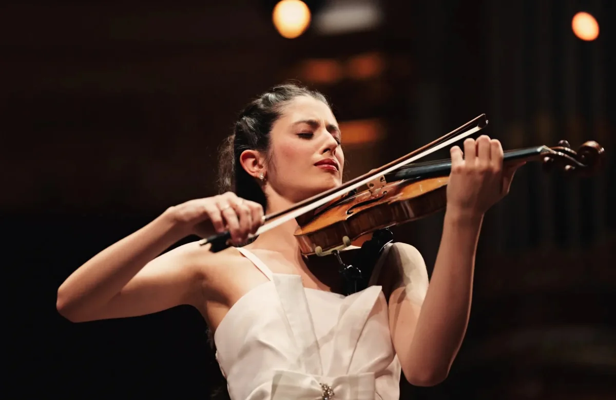 Tiene 23 años, toca con las grandes orquestas del mundo y debuta en el Teatro Colón